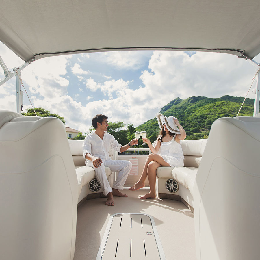 Persone su yacht