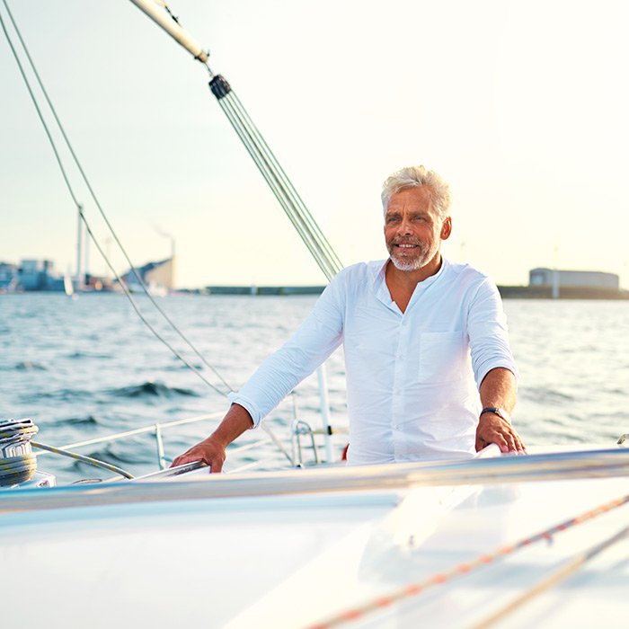 Uomo in barca a vela