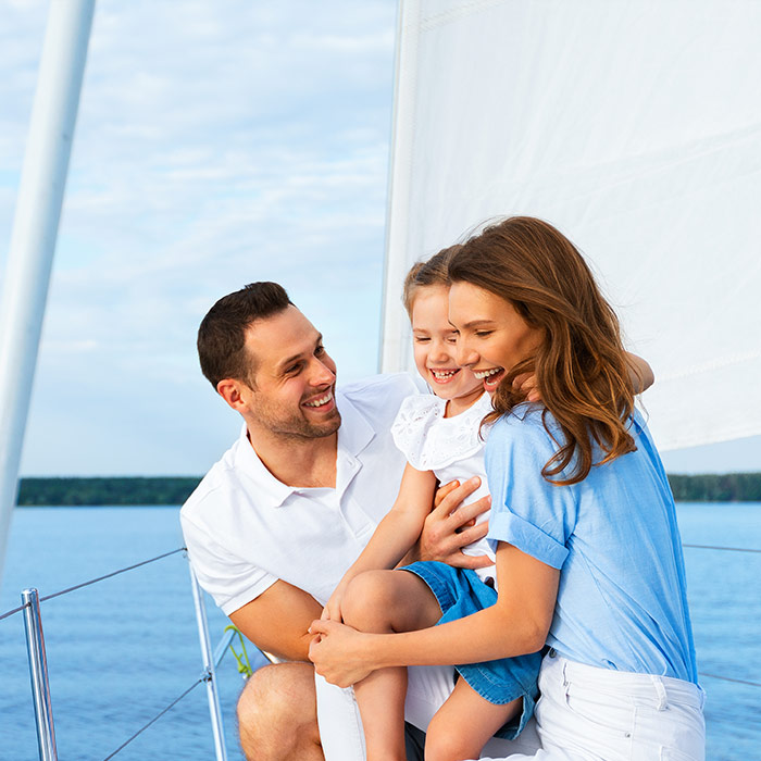 Famiglia su yacht sorride