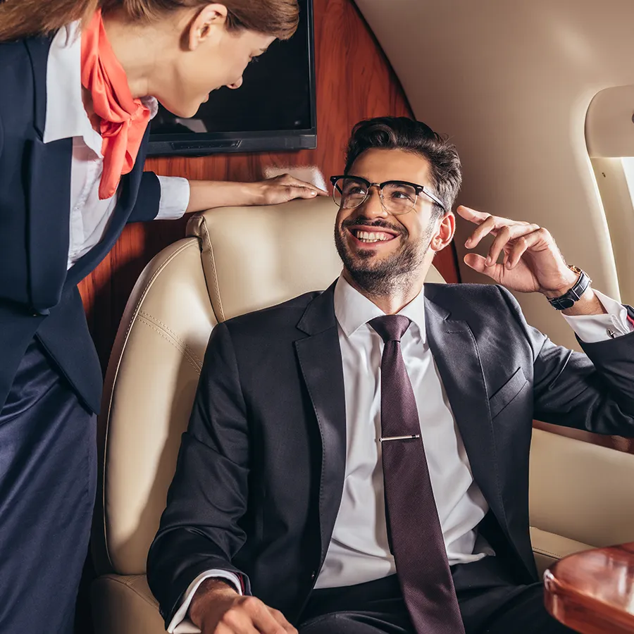 Uomo elegante seduto dentro ad un jet privato