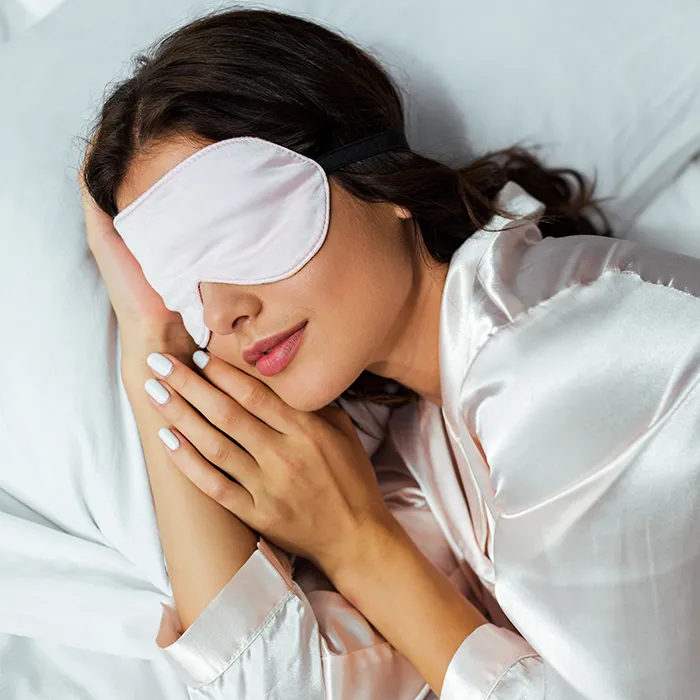 Donna dorme in hotel