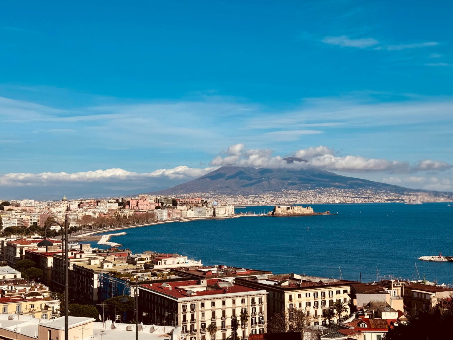 Il golfo di Napoli con il Vesuvio sullo sfondo