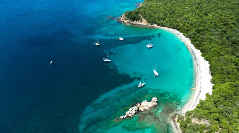Baia con yacht all’ancora ai Caraibi