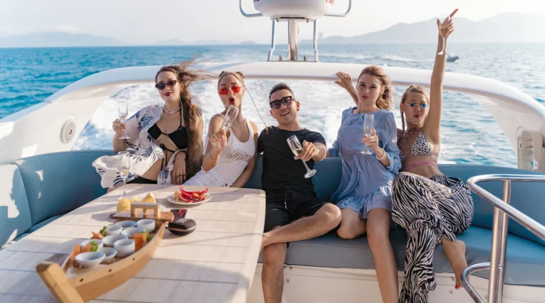 Ospiti a pranzo sul ponte di uno yacht