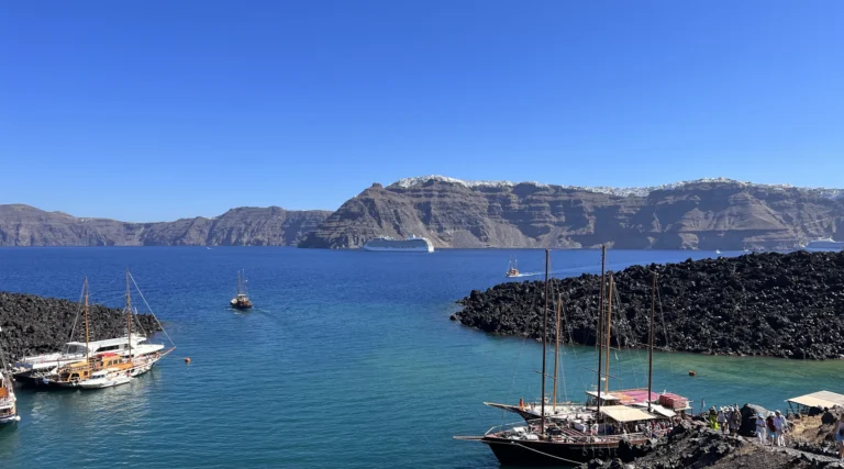 Barche nella caldera di Santorini