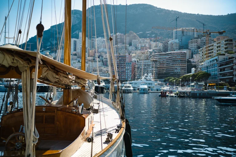 Barca a vela nel porto di Monaco