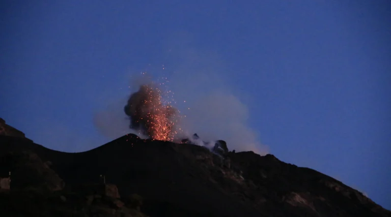 Lo Stromboli in eruzione di notte
