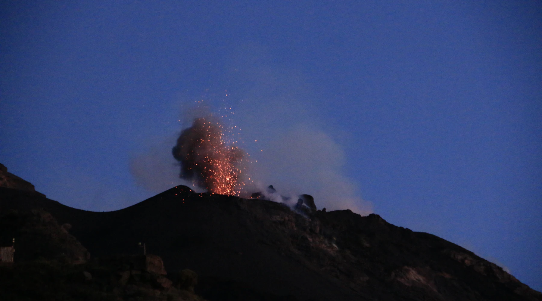 Lo Stromboli in eruzione di notte