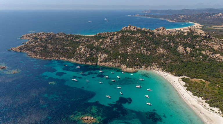 Barche all’ancora in una baia del Mediterraneo