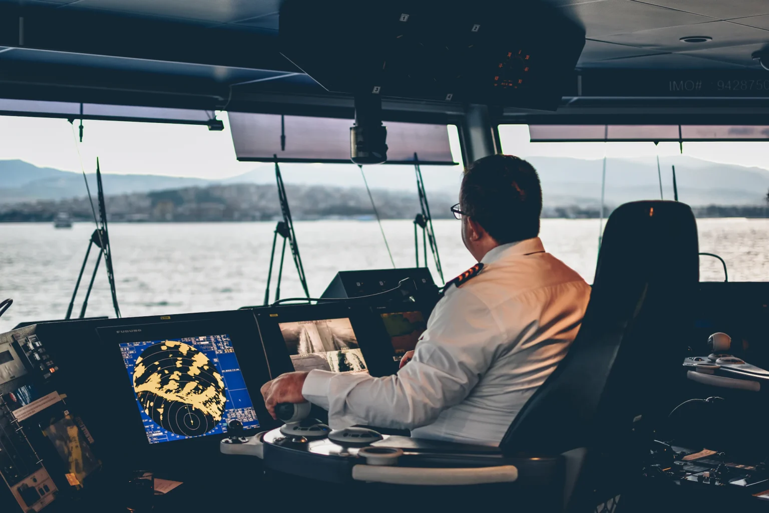 Comandante al timone di uno yacht in navigazione
