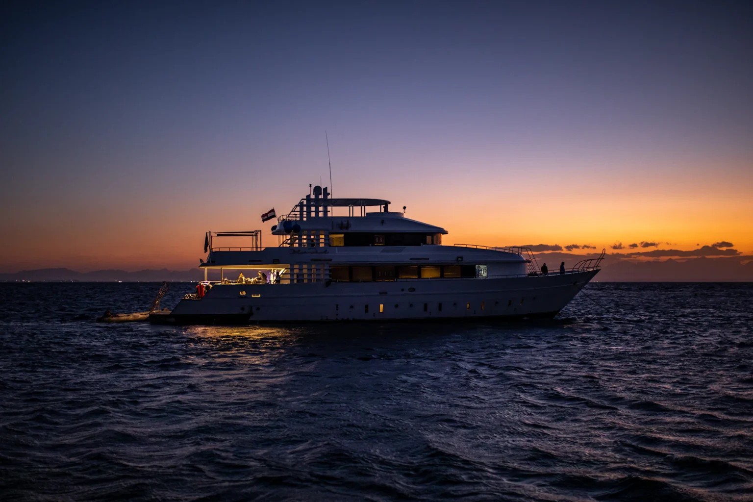 Yacht in navigazione al tramonto