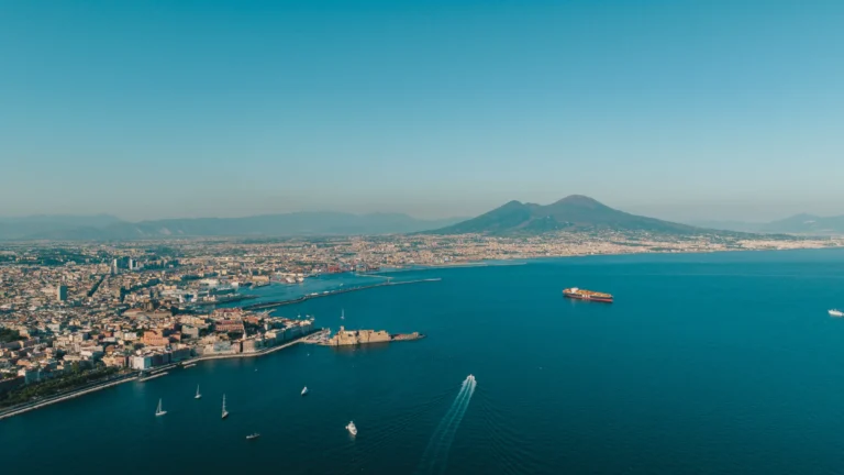 Il Golfo di Napoli con il Vesuvio sullo sfondo