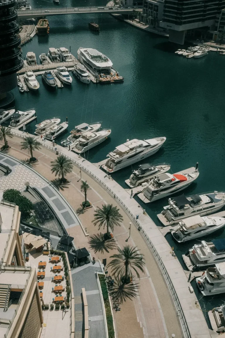 Yacht ormeggiati in una marina degli Emirati Arabi Uniti