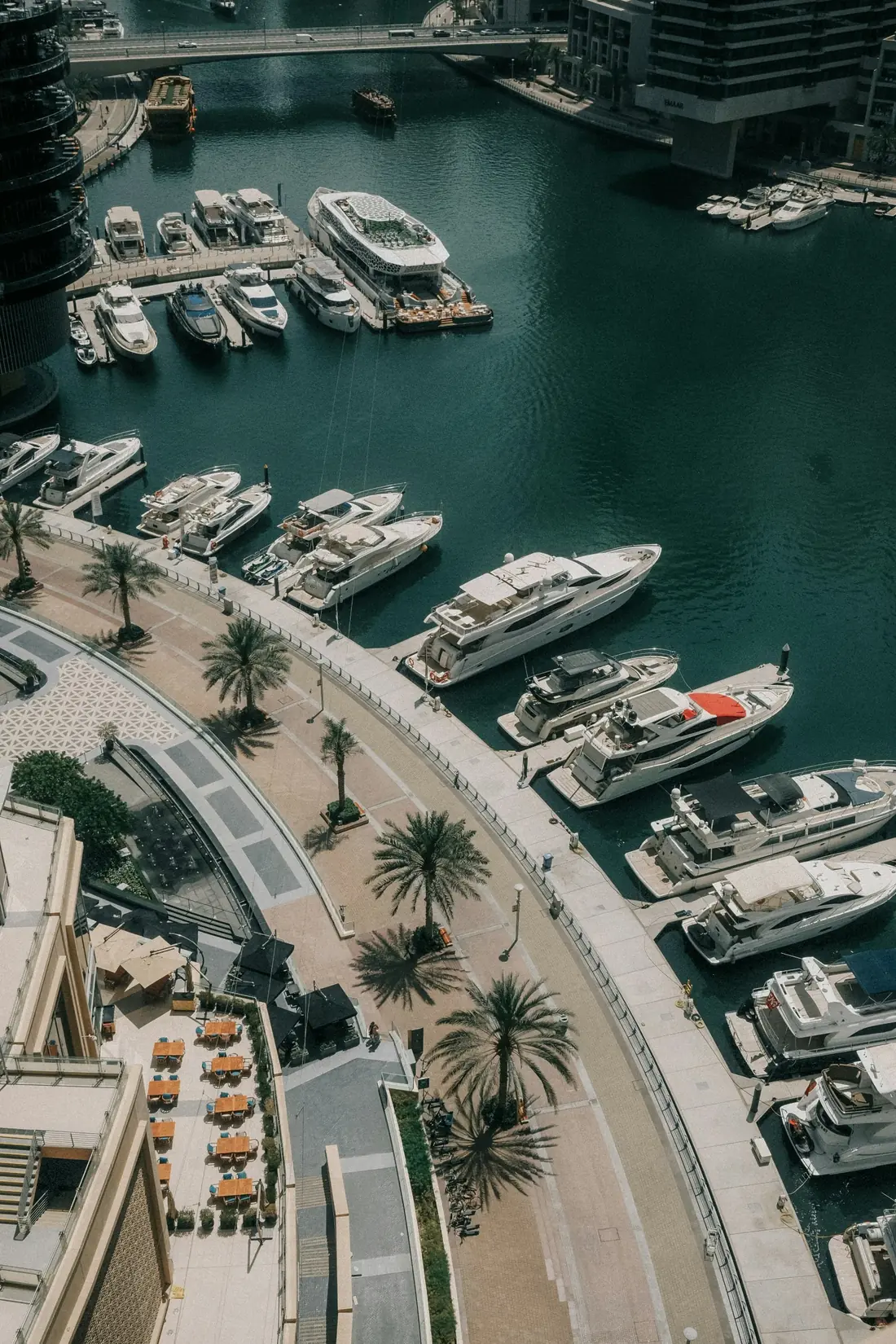 Yacht ormeggiati in una marina degli Emirati Arabi Uniti