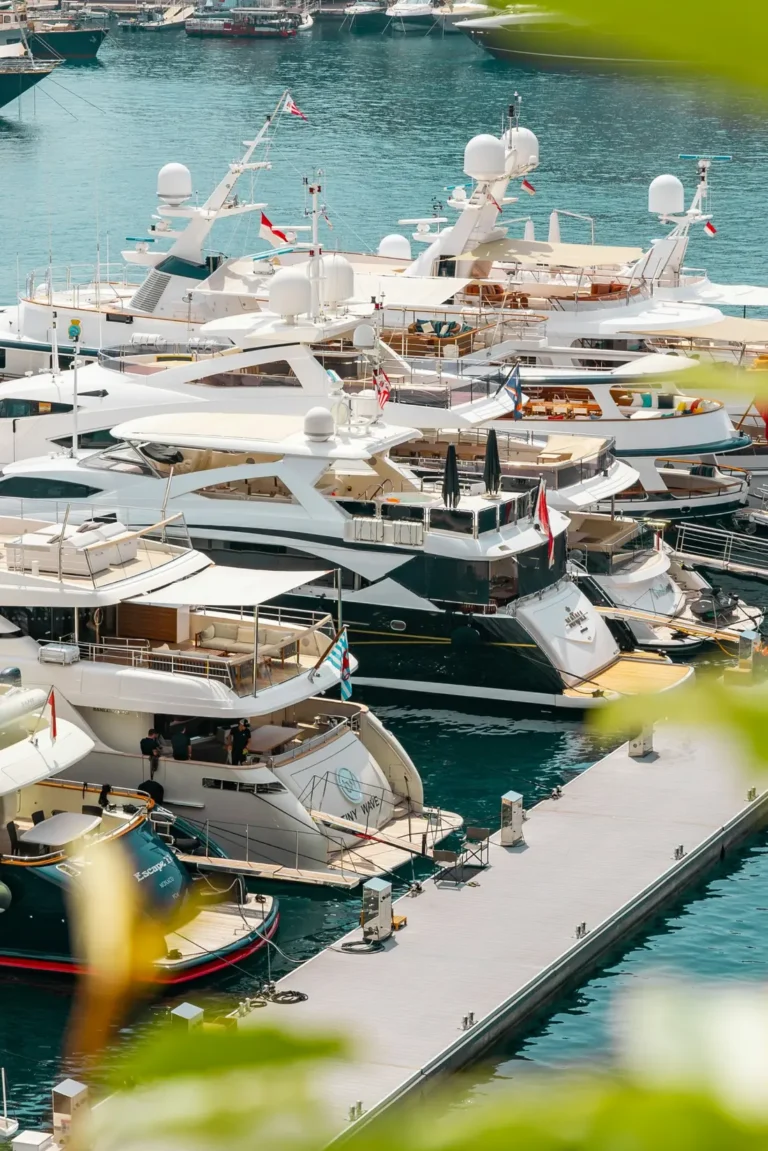 Superyacht ormeggiati in banchina a Port Hercule, Monaco