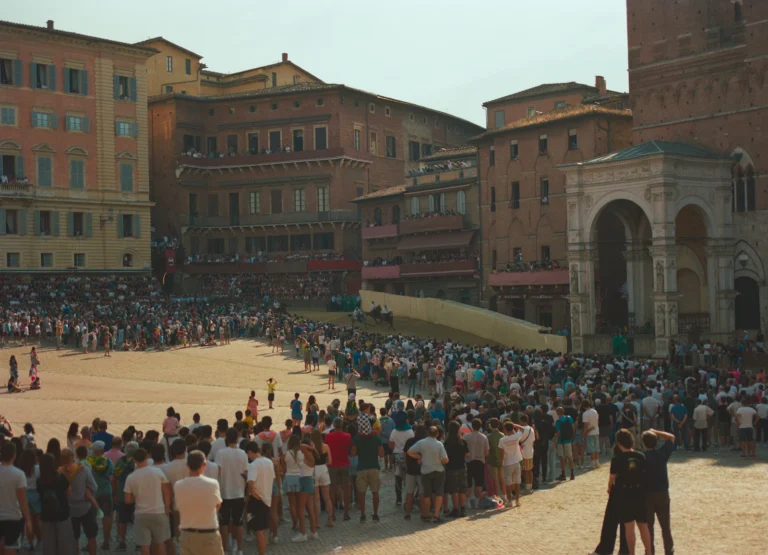 Piazza del Campo a Siena gremita di pubblico