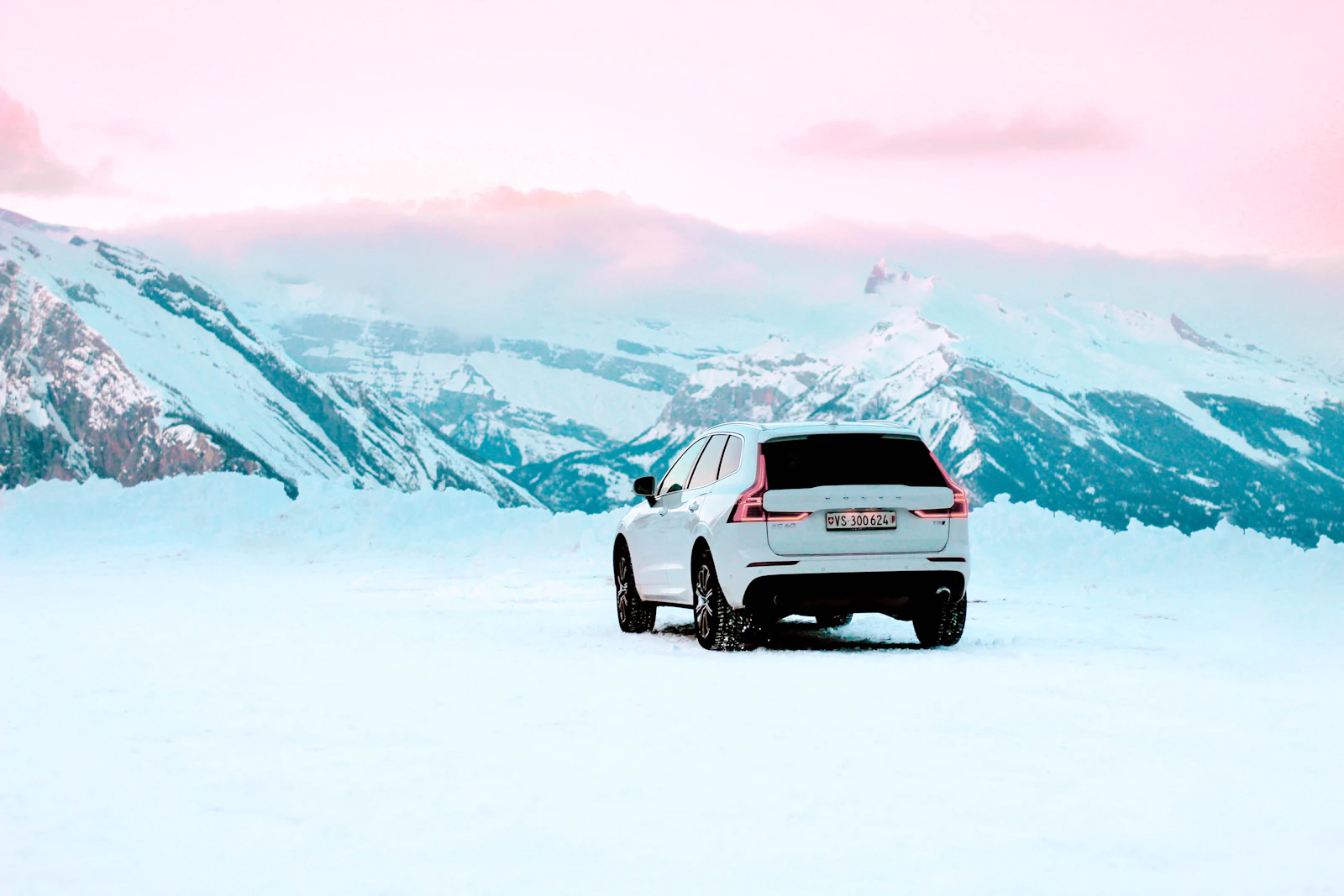 Auto sulla neve davanti alle montagne