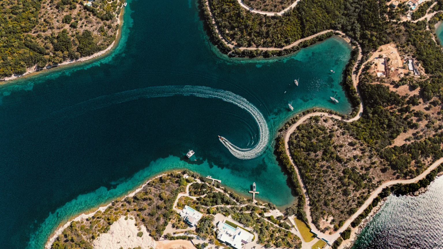 Barca che entra in una baia vista dall’alto