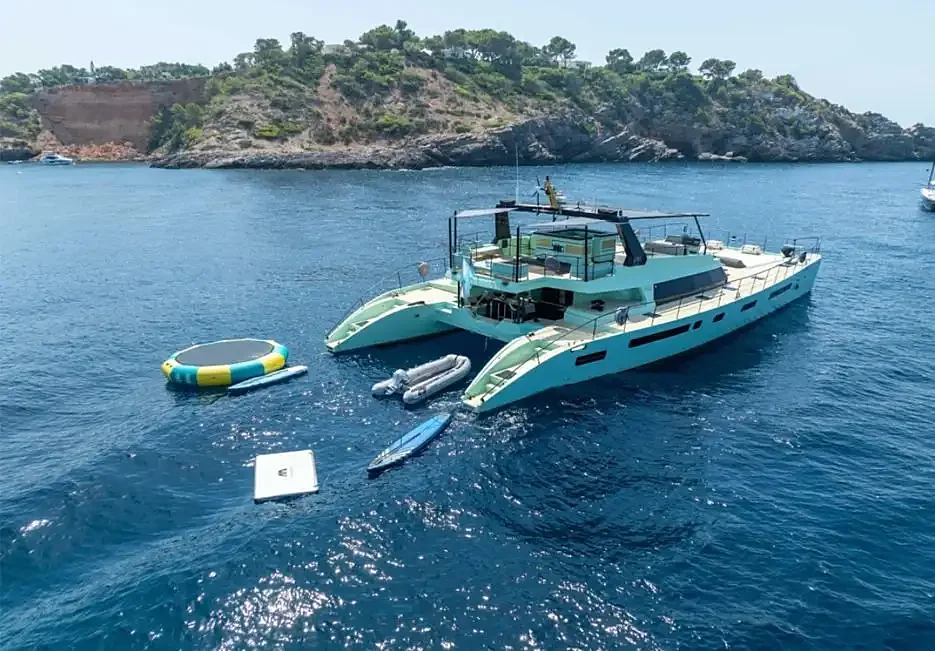 Cat Power 90, catamarano a motore
