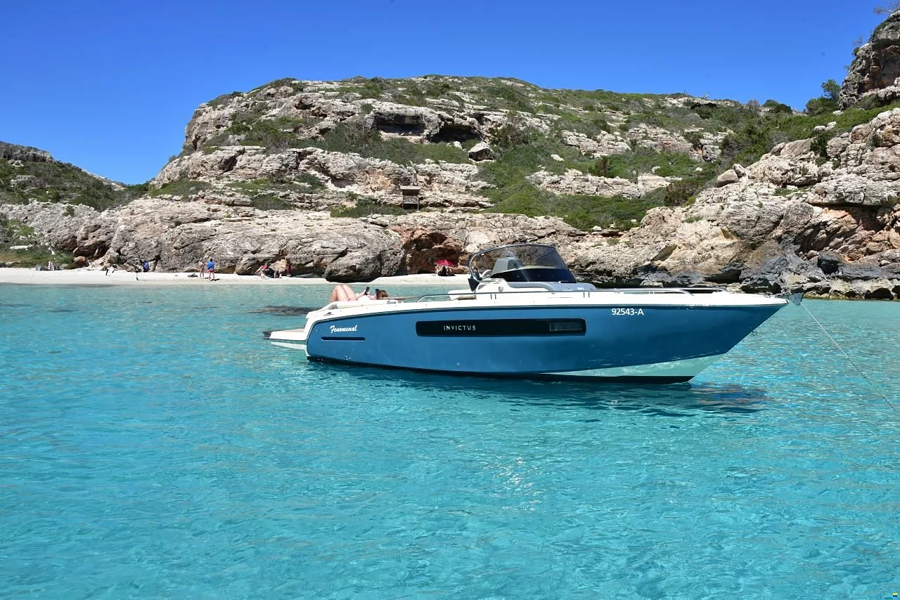 Invictus 280 CX, day cruiser