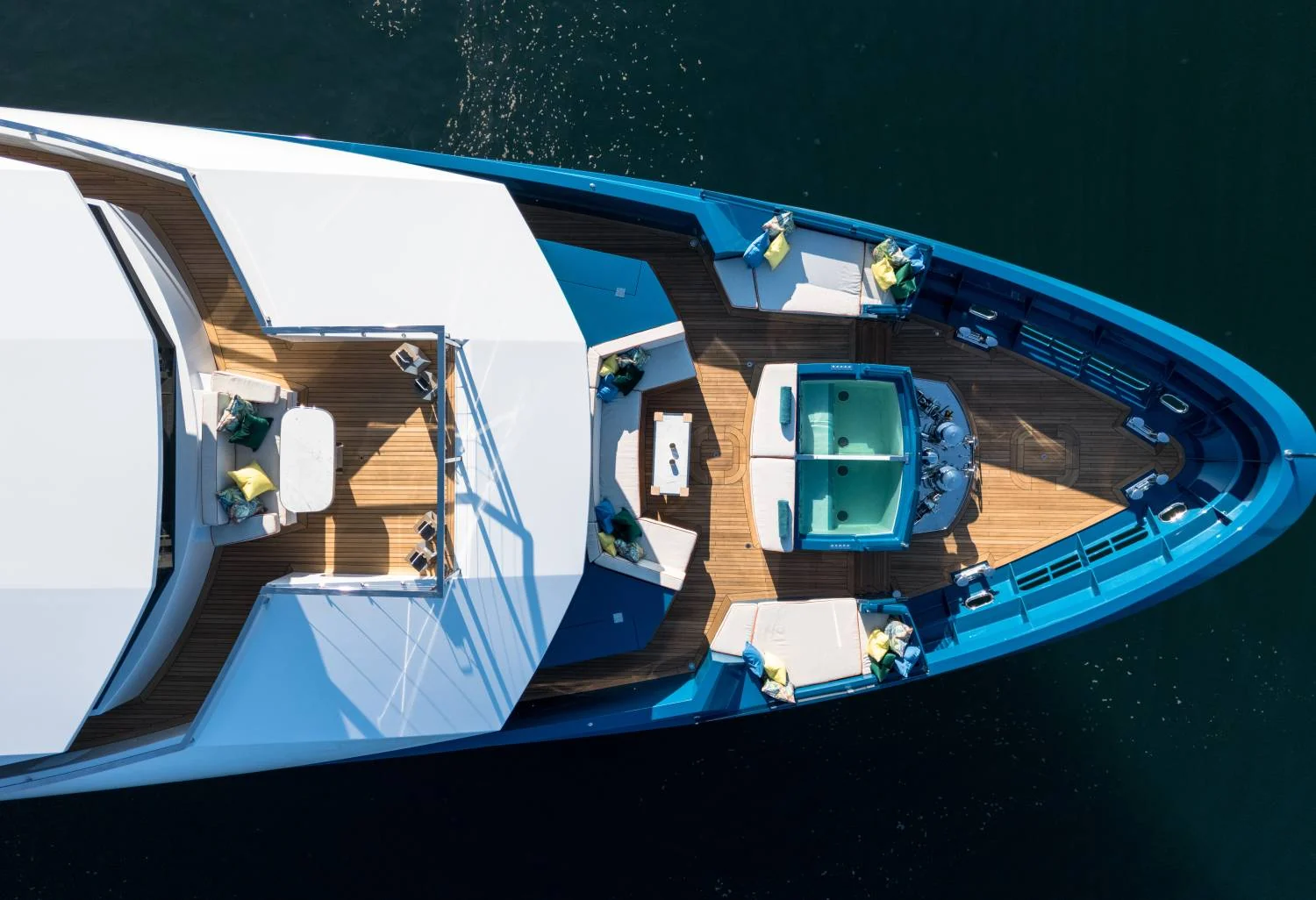 Yacht visto dall’alto in navigazione