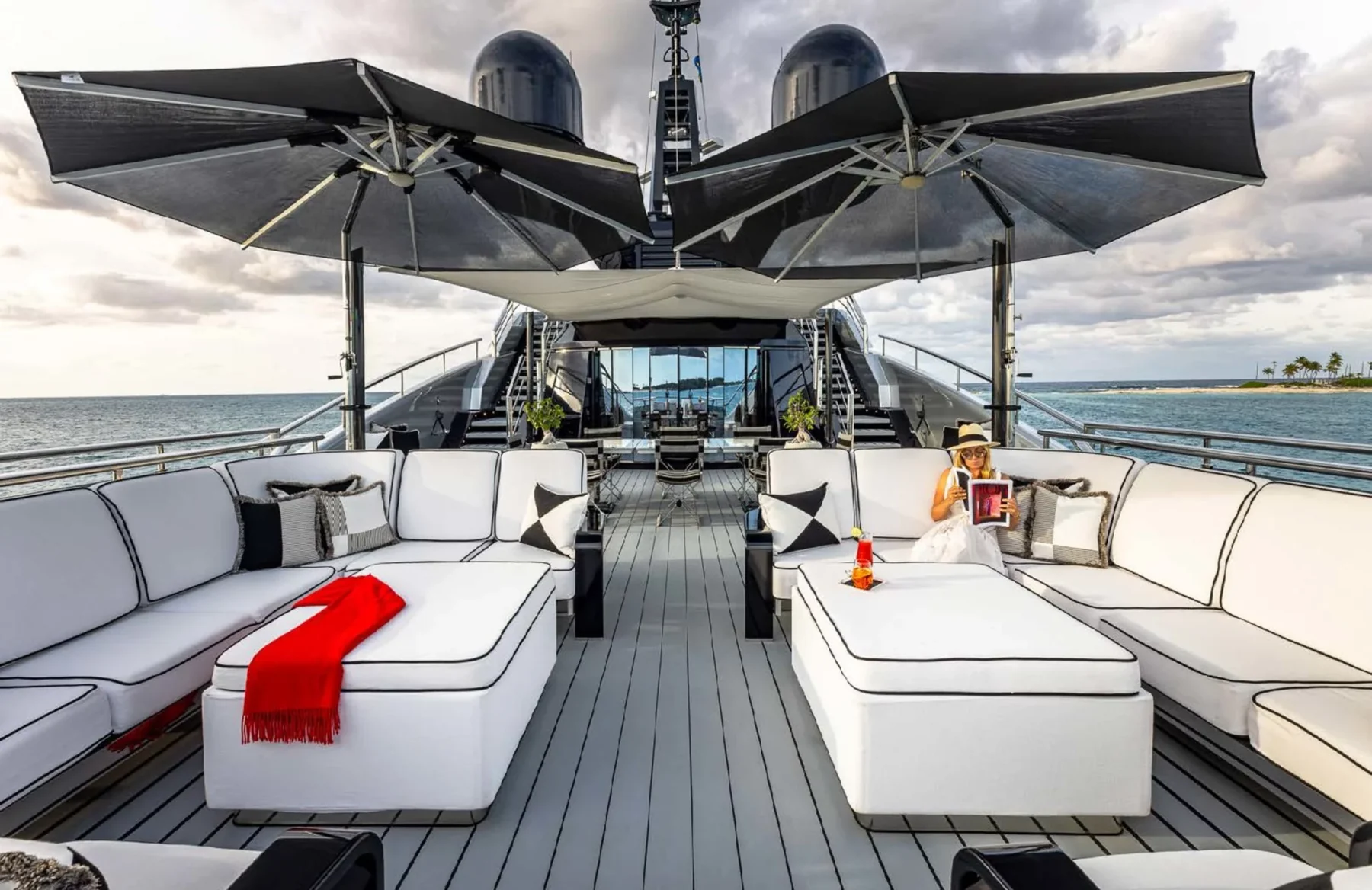 Ponte superiore del superyacht Okto