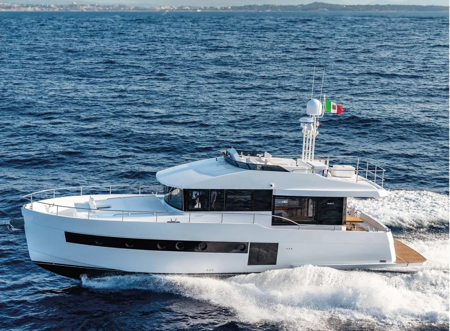Sundeck 550, motor yacht flybridge di 17,5 m