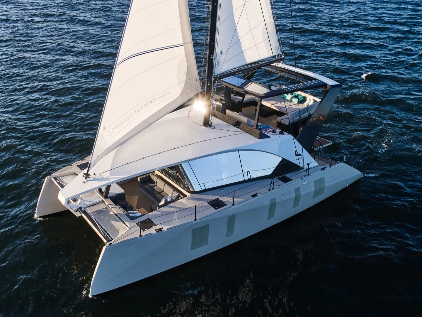 Catamarano Wave 50 in navigazione a vela