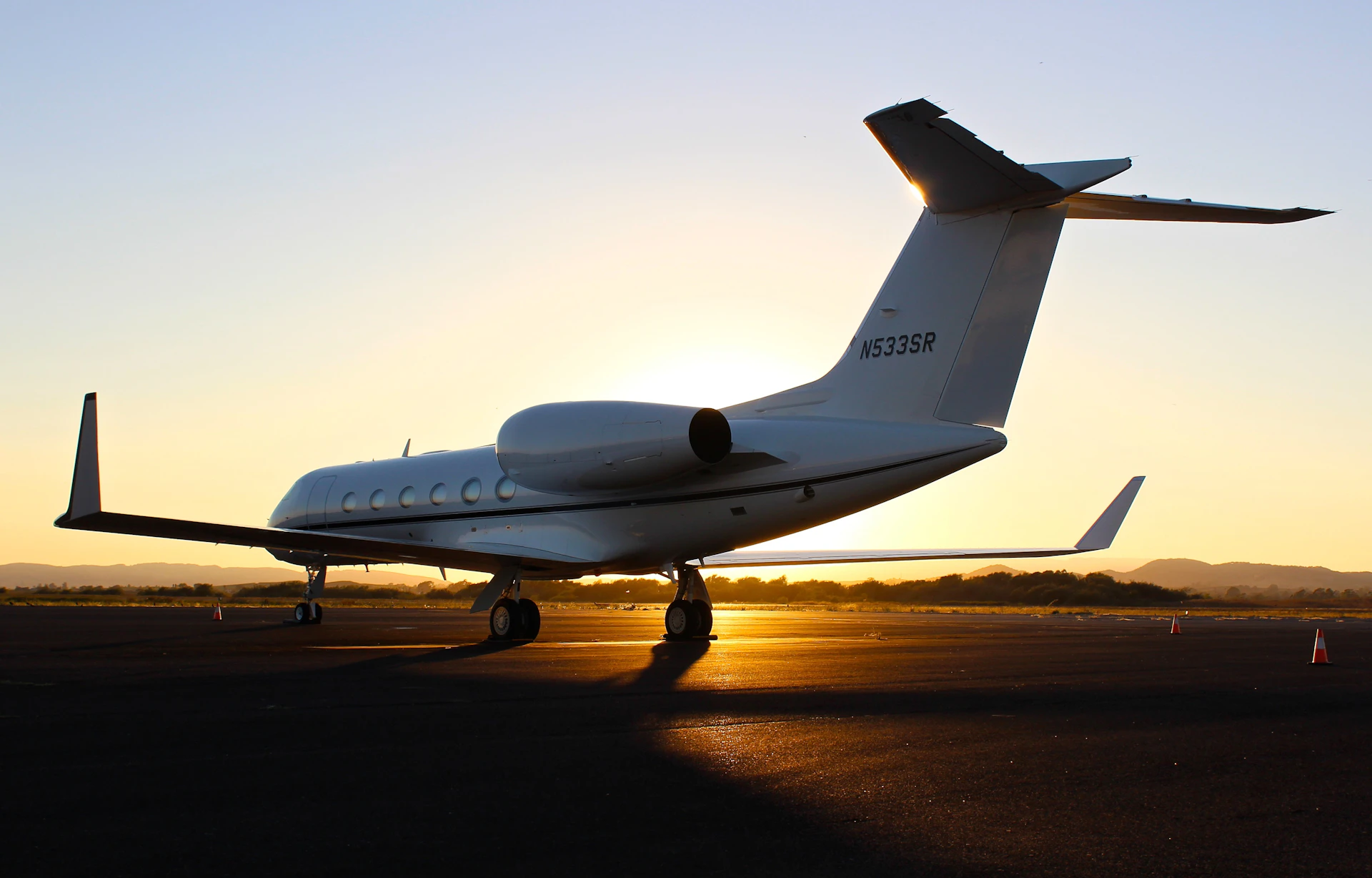 Jet privato sulla pista al tramonto
