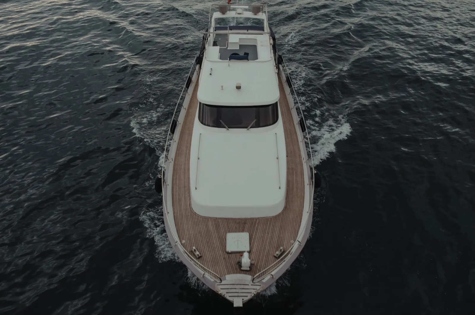 Foto illustrativa · Sundeck 550, motor yacht flybridge di 17,5 m