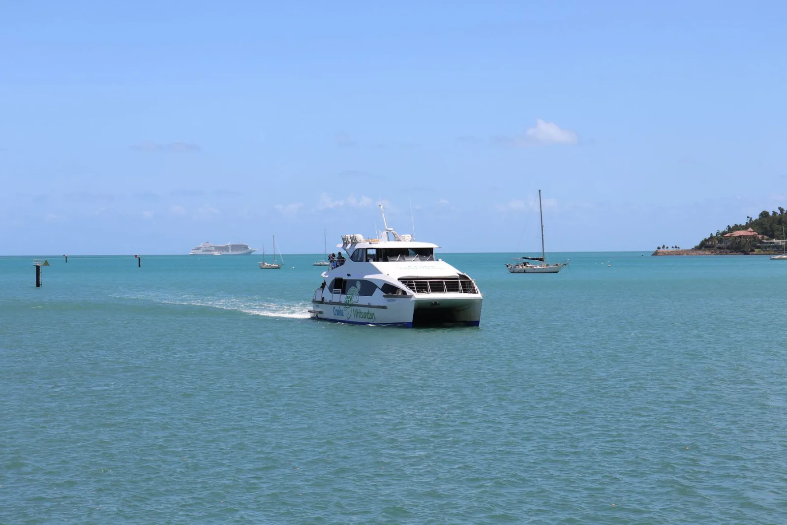 Foto illustrativa: catamarano a motore