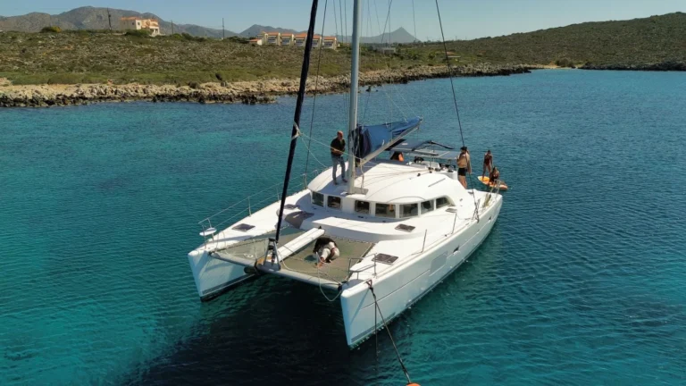 Foto illustrativa: catamarano a vela