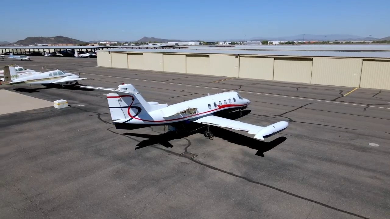 Jet privé blanc sur la piste