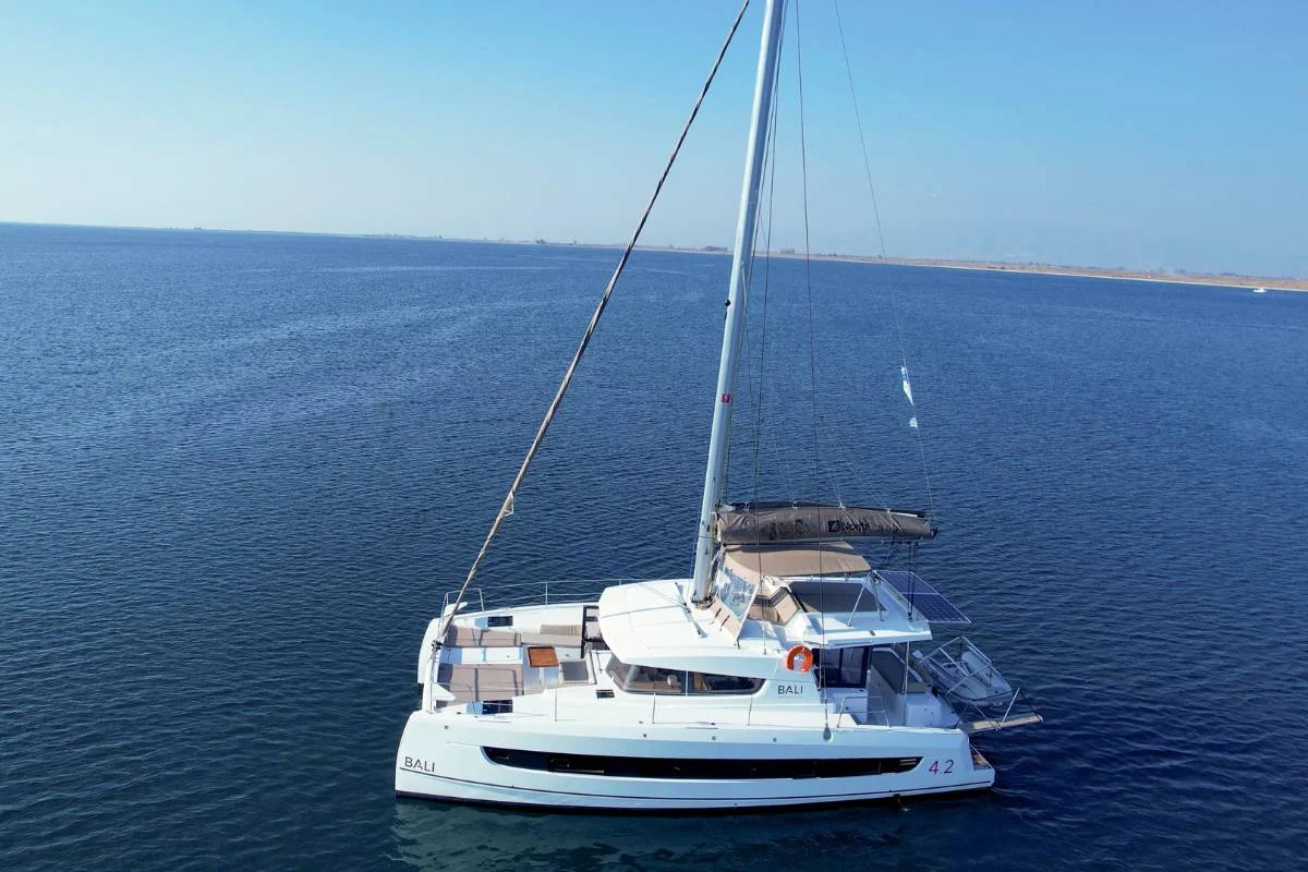 Bali 4.2, skippered catamaran of 12.85 m