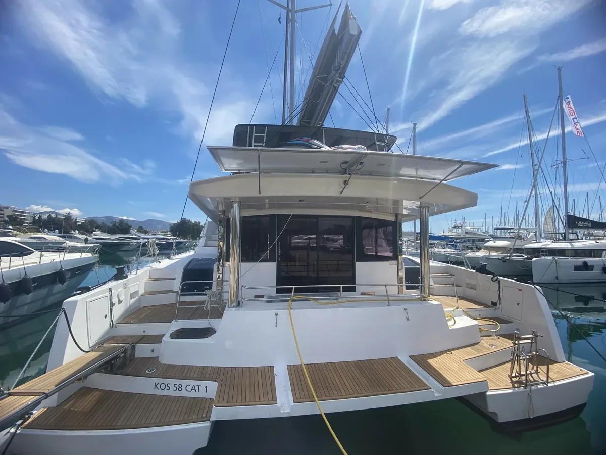 Bali 5.8, crewed catamaran of 17.65 m