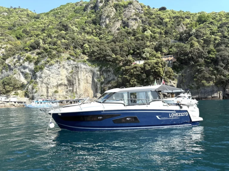 Love in Blue — Yacht a motore
