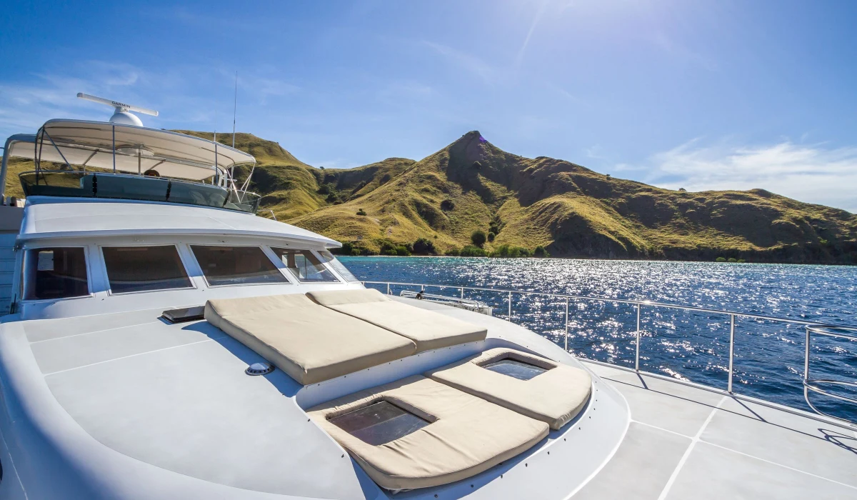 Vordeck einer Yacht mit Blick auf die Küste