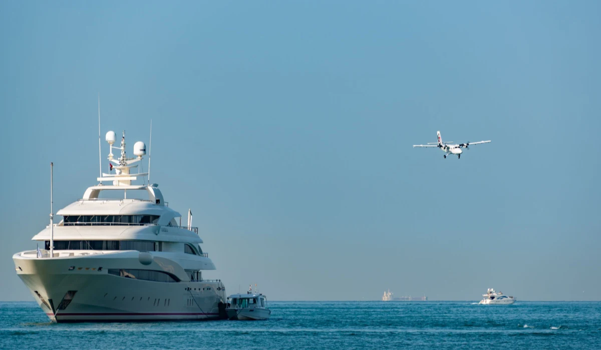 Superyacht naviguant en pleine mer