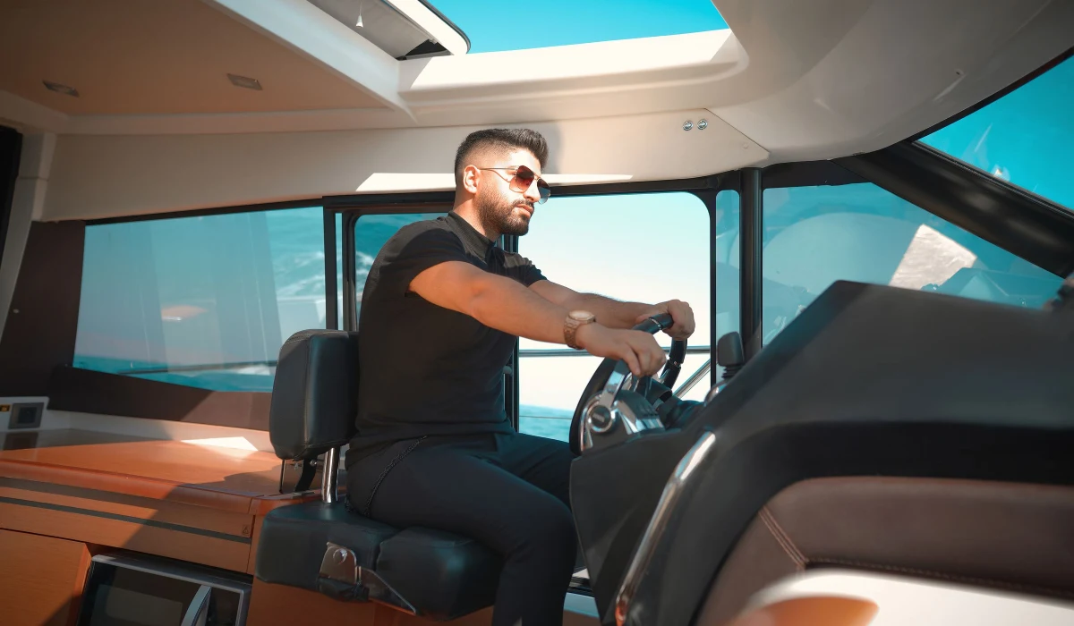 Kapitän am Steuer einer Yacht