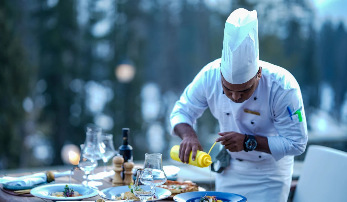 Chef privato che serve una cena all’aperto