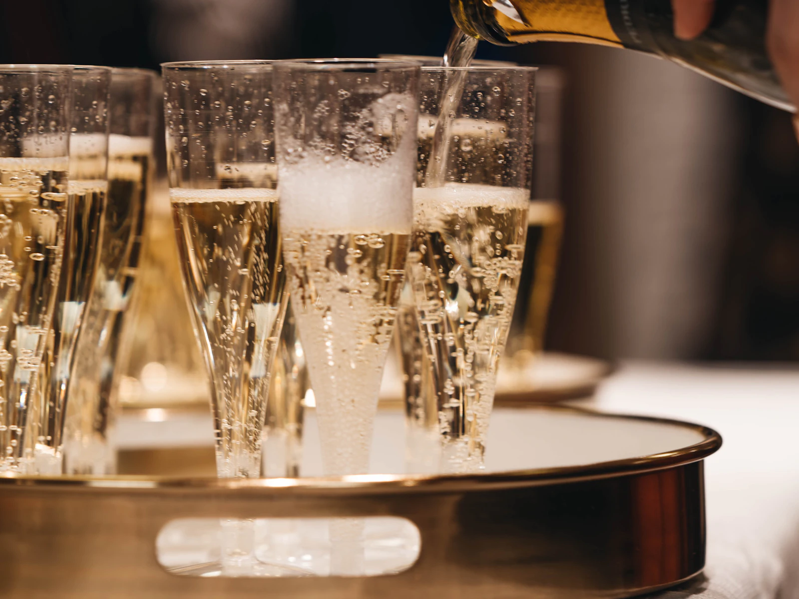 Champagne servito a bordo
