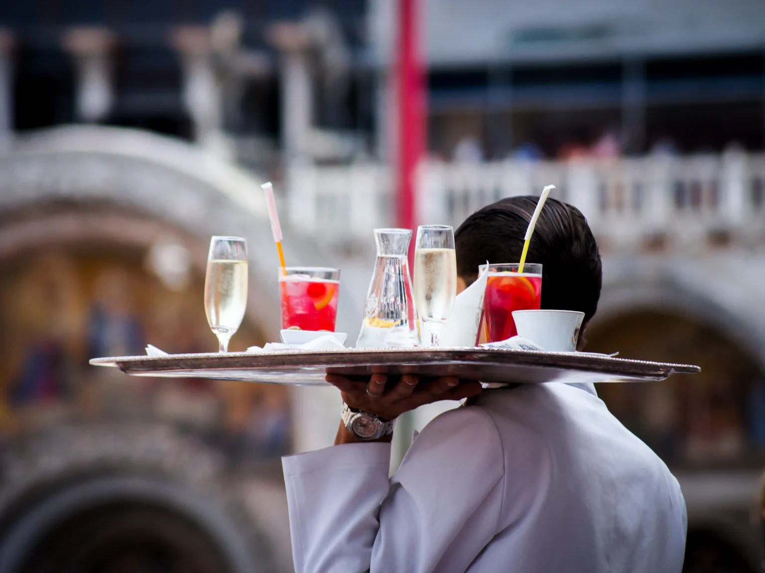 Cameriere con un vassoio di aperitivi
