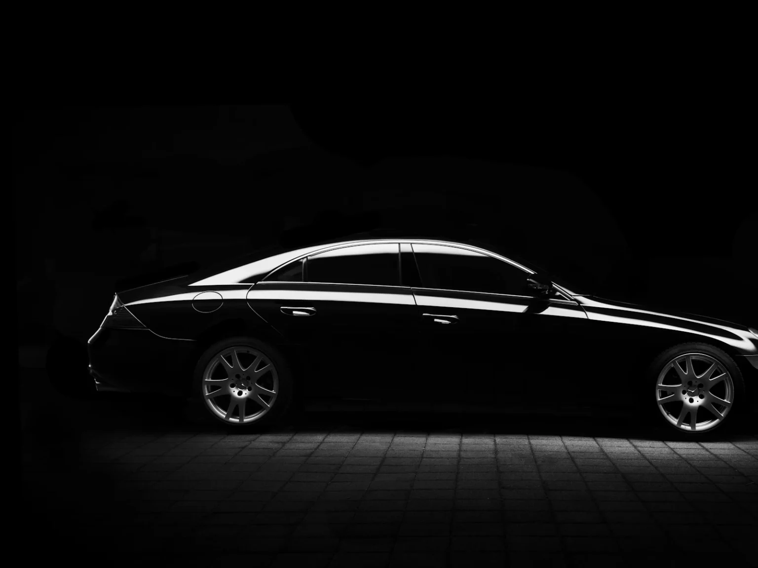 Auto nera di lusso per il transfer con autista