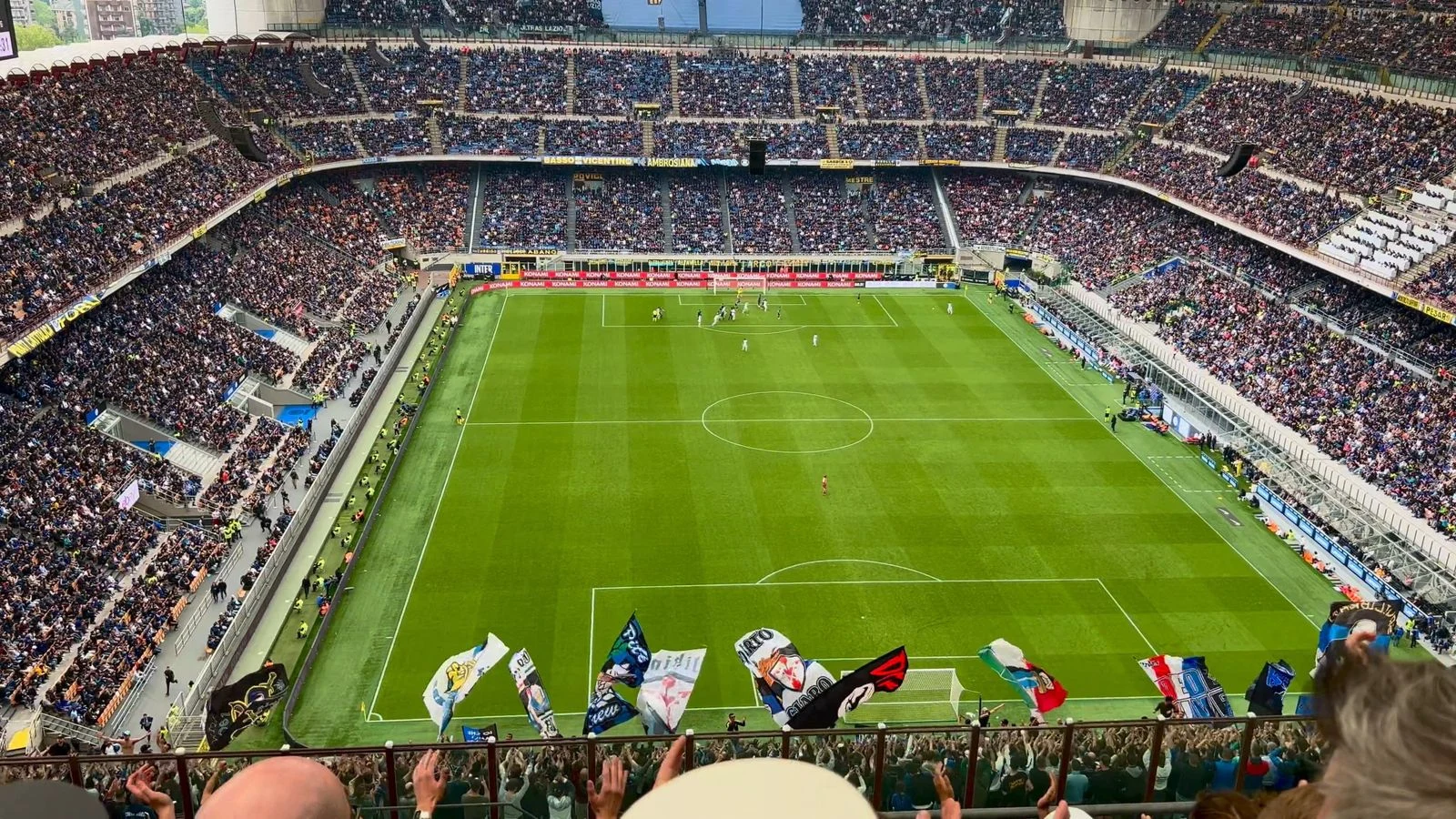 Lo stadio di San Siro pieno durante una partita