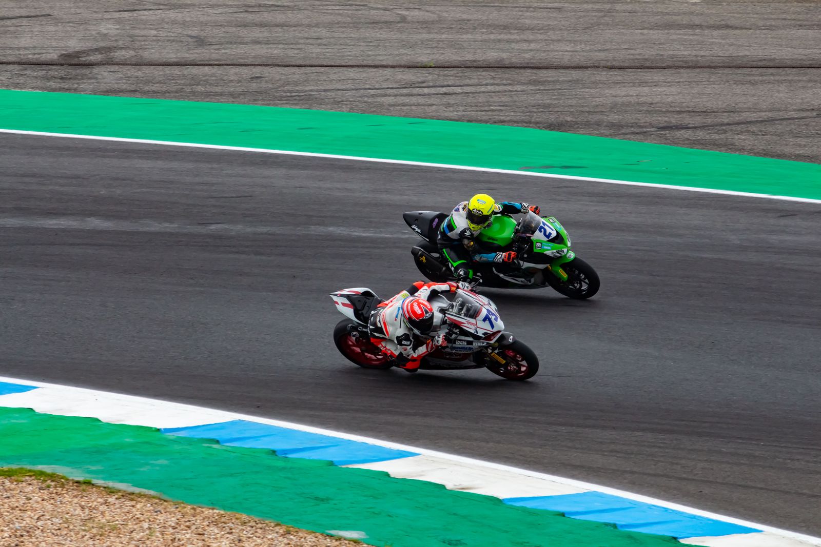 Deux motos de course dans un virage sur un circuit