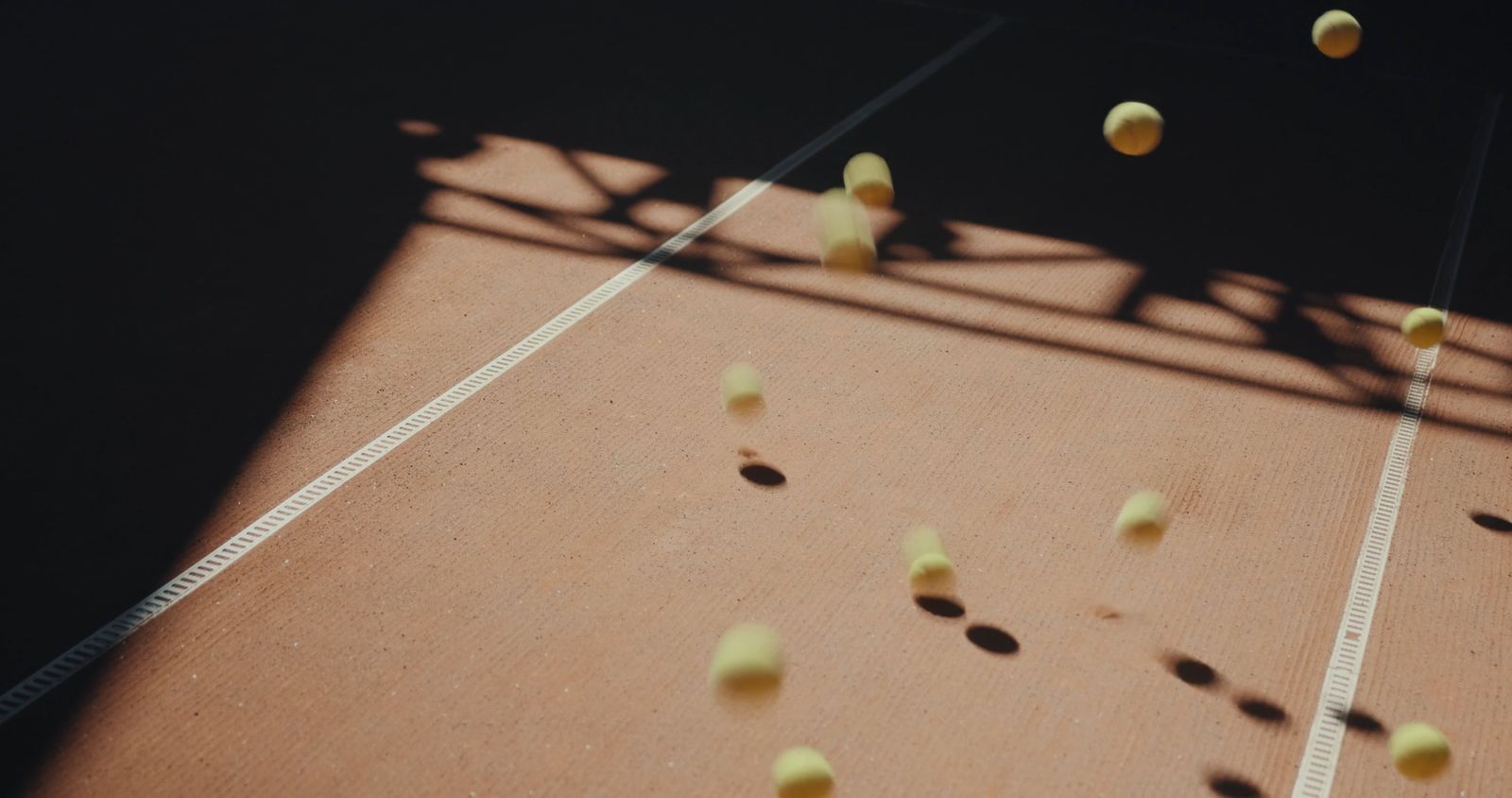Palline da tennis che rimbalzano sulla terra rossa
